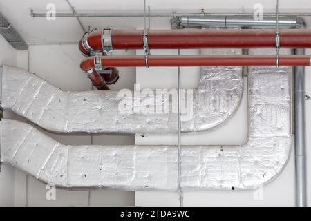 Industrial HVAC System: Ductwork and Pipes for Efficient Airflow and Temperature Control Stock Photo