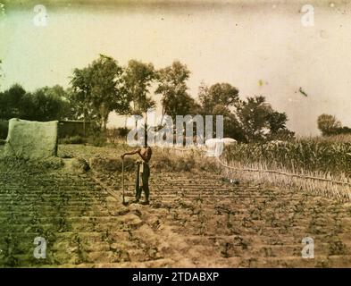 Beijing, China Probably in the western surroundings of the city, Economic activity, Housing, Architecture, Agriculture, livestock, Irrigation, Field, Farmer, Rural architecture, Pékin, 01/06/1912 - 30/06/1912, Passet, Stéphane, photographer, 1912 - Chine - Stéphane Passet, Autochrome, photo, Glass, Autochrome, photo, Positive, Horizontal, Size 9 x 12 cm Stock Photo