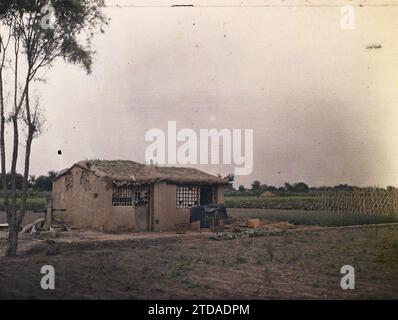 Beijing, China Probably in the western surroundings of Beijing., Economic activity, Housing, Architecture, Agriculture, livestock, Wells, Field, Rural architecture, Hydraulic installation, China, Beijing, Farm in the surrounding area, Pékin, 07/07/1912 - 07/07/1912, Passet, Stéphane, photographer, 1912 - Chine - Stéphane Passet, Autochrome, photo, Glass, Autochrome, photo, Positive, Horizontal, Size 9 x 12 cm Stock Photo