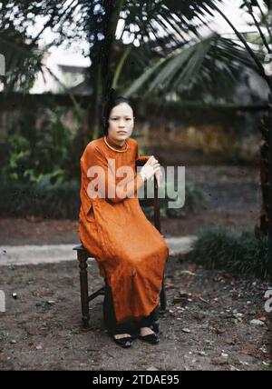 Hà-nôi, Hainoi Vietnam, Tonkin, Indochina A young woman from the upper class, Human beings, Clothing, Woman, Costume, Shoe, Portrait, Jewelry, Hairstyle, headgear, Indochina, Tonkin, Young woman from Annam (Higher class), Hà-nôi, Hainoi Vietnam, 01/09/1915 - 30/11/1915, Busy, Léon, Léon Busy photographer en Indochine, Autochrome, photo, Glass, Autochrome, photo, Positive, Vertical, Size 9 x 12 cm Stock Photo