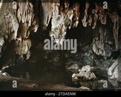 Ky-lu' a, province of Lang-so' n, Tonkin, Indochina The interior of the small cave of the Rocks of Ky-lu' a, Religion, Habitat, Architecture, Sciences, Techniques, Buddhism, Temple, Erosion, View interior, Body of water, Cave, Geology, Indochina, Tonkin, Ky-lua, From Hanoi to the China Gate, The Ky-lua caves, Bottom of the small cave, Ky-Lua, 01/09/1915 - 30/11/1915, Busy, Léon, Léon Busy photographer en Indochine, Autochrome, photo, Glass, Autochrome, photo, Positive, Horizontal, Size 9 x 12 cm Stock Photo