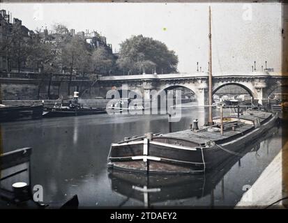 Paris (1st arr.), France Le pont Neuf, Habitat, Architecture, Transport, River, Civil engineering, Quay, Boat, River transport, lake, Bridge, France, Paris, Le Pont Neuf, Arrondissement I, 01/09/1912 - 30/09/1912, Léon, Auguste, photographer, Autochrome, photo, Glass, Autochrome, photo, Positive, Horizontal, Size 9 x 12 cm Stock Photo