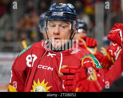 Philip Gogulla (Duesseldorfer EG, 87) nimmt die Glueckwuensche fuer das Tor zum 2:0 entgegn, welches nach Videobeweis wieder annuliert wird. Duesseldorfer EG vs. Iserlohn Roosters, Eishockey, Penny DEL, 28. Spieltag, Saison 2023/2024, 17.12.2023 Foto: Eibner-Pressefoto/Thomas Haesler Stock Photo