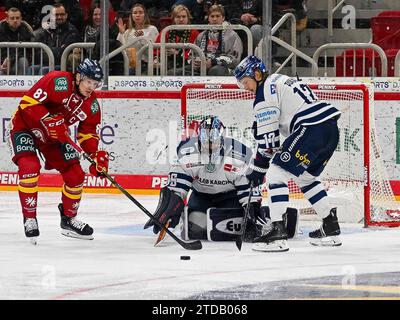 Philip Gogulla (Duesseldorfer EG, 87) versucht den Puk zu erreichen. Dabei Kevin Reich (Iserlohn Roosters, #35) und Emil Quaas (Iserlohn Roosters, #17). Duesseldorfer EG vs. Iserlohn Roosters, Eishockey, Penny DEL, 28. Spieltag, Saison 2023/2024, 17.12.2023 Foto: Eibner-Pressefoto/Thomas Haesler Stock Photo