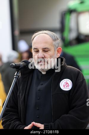 Krakow, Poland - Dec 17, 2023: Priest Tadeusz Isakowicz-Zaleski  at the Main Square during the Christmas Eve for poor and homeless Stock Photo