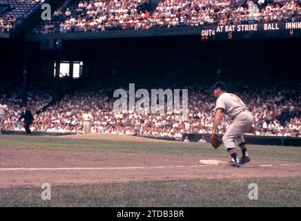 DETROIT, MI - JULY 5: Third baseman Granny Hamner #7 of the Cleveland Indians waits for the throw during an MLB game against the Detroit Tigers on July 5, 1959 at Briggs Stadium in Detroit, Michigan. (Photo by Hy Peskin) *** Local Caption *** Granny Hamner Stock Photo