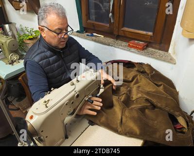 The tailor sews a velvet jacket, Tuscan artisan tailoring, high fashion, Castagneto Carducci, Tuscany, Italy Stock Photo