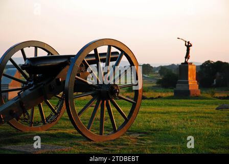 A canon sits solemnly on the grounds of Gettysburg National Battlefield Stock Photo