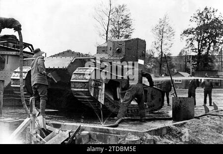 08/31/1918. After the Combat. Tank Crew Soldiers Cleaning It To Proceed To Repair Work - British Western Front In France - Approx Date. Credit: Album / Archivo ABC / Louis Hugelmann Stock Photo