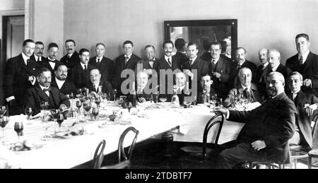05/03/1919. Tarragona. A banquet. Presidency of the banquet held in honor of the industrial engineer delegate of the Government, Mr. Ceballos, and the Engineers and personnel who were in charge of the telephone service during the last strike. Credit: Album / Archivo ABC / H. Vallvé Stock Photo
