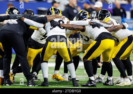 Indianapolis, Indiana, USA. 16th Dec, 2023. Pittsburgh Steelers linebackers during pregame of NFL game against the Indianapolis Colts at Lucas Oil Stadium in Indianapolis, Indiana. Indianapolis defeated Pittsburgh 30-13. John Mersits/CSM/Alamy Live News Stock Photo