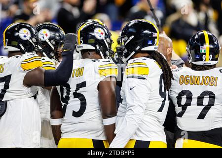 Indianapolis, Indiana, USA. 16th Dec, 2023. Pittsburgh Steelers linemen during pregame of NFL game against the Indianapolis Colts at Lucas Oil Stadium in Indianapolis, Indiana. Indianapolis defeated Pittsburgh 30-13. John Mersits/CSM/Alamy Live News Stock Photo
