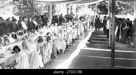 Madrid, 05/16/1922. On the terrace of the ideal Retiro. First Communion children, prepared and dressed by the Santa Rita workshops, eating breakfast after receiving the holy sacrament. Credit: Album / Archivo ABC / Julio Duque Stock Photo