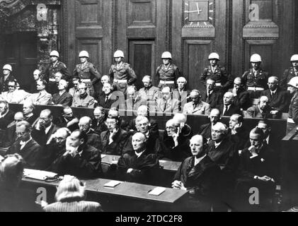09/30/1946. Announcement of the conviction of twelve Nazi Leaders in the Nuremberg trial, from Left to Right. In the front row of the Accused dock: Goering, Hess, Von Ribbentrop, Keitel, Kaltembrunner, Rosenberg, Franck Frick, Streicher, Funck and Schacht. Second Row: Doenitz, Raeder Von Schirach, Sauckel, Jodl, Von Papen, Sayss Inquart, Speer, Von Neurath and Fritzsche. Credit: Album / Archivo ABC Stock Photo