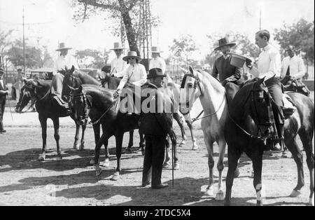 09/28/1926. Seville at the San Miguel Fair: SAel Infante Don Carlos Conversing with his Wife, the Infanta Doña Luisa, and his Children at the fair. Credit: Album / Archivo ABC / Juan Barrera Stock Photo