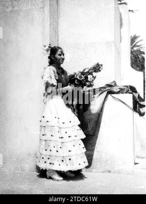 05/31/1940. Ramona Martín, the favorite model of Romero de Torres, places a bouquet of flowers in the monument to her Llorado maestro when it has just been inaugurated. Credit: Album / Archivo ABC / Santos Stock Photo