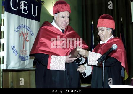 Madrid 05-21-2002 academic ceremony of investiture as an Honoris Causa doctor by the San Pablo Ceu University of the former German Chancellor Helmut Kohl photo Jaime García. Credit: Album / Archivo ABC / Jaime García Stock Photo