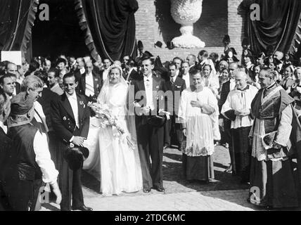 Don Juan and Doña María de las Mercedes Moments after their wedding in the Roman church of Santa María de los Ángeles. It was October 12, 1935. Credit: Album / Archivo ABC Stock Photo