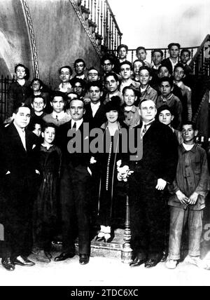 Visit to the Spanish press house of Cinema Artists. In 1924, two Great Cinematographic Stars of the Time, the Canadian actress Mary Pickford (second from the Right) and her husband, the American actor Douglas Fairbanks (second from the Left), came to visit our Rotary, in the background the founder of the newspaper Mr. Torcuato Luca de tena. Credit: Album / Archivo ABC Stock Photo