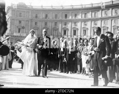 10/11/1935. Doña María de las Mercedes, Daughter of the Infanta Doña Luisa and the Infante Don Carlos, on the day of her wedding in Rome, with Don Juan de Borbón y Battemberg, accompanied by her Godfather, His Majesty King Alfonso Xiii. Credit: Album / Archivo ABC / Rosi Romolo Stock Photo