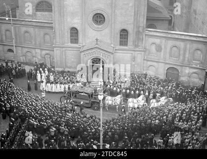 10/31/1906. Vienna, funeral procession of Archduke Otto Franz Joseph of Habsburg, brother of the Crown Prince, in front of the Capuchin Church where the Habsburgs are buried - photo Hutin Trampus. Credit: Album / Archivo ABC / Charles Trampus Stock Photo