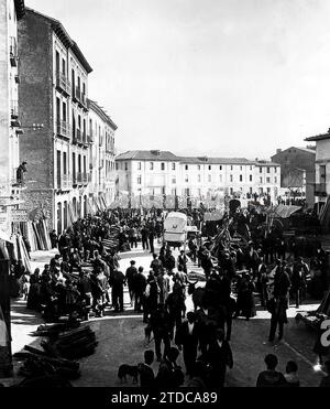 03/31/1921. Huesca. A Typical Party. Appearance of the Plaza de Santo Domingo during the traditional Fair of Prepared Wood for Farming Tools, which is held annually. Credit: Album / Archivo ABC / Enrique Capella Stock Photo