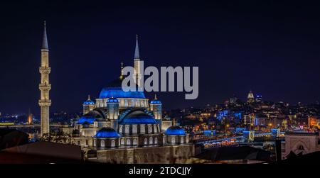 Panoramic cityscape of the Historic Peninsula with Yeni Cami or New Mosque in the evening after sunset in Istanbul, Turkey Stock Photo