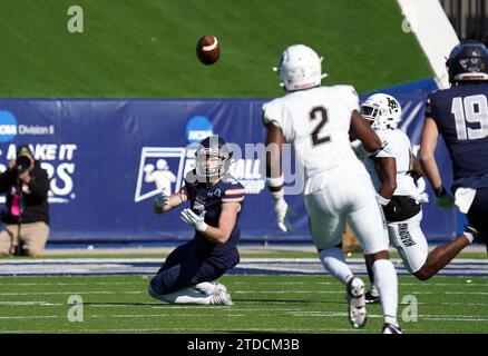 McKinney, Texas, USA. 18th Dec, 2023. December 16, 2023, McKinney, Texas, United States: Colorado's wide receiver Max McLeod catches a pass during the NCAA Division II Football Championship between Harding University and Colorado School of Mines played at McKinney ISD Stadium on Saturday December 16, 2023. in McKinney, Texas, United States (Credit Image: © Javier Vicencio/eyepix via ZUMA Press Wire) EDITORIAL USAGE ONLY! Not for Commercial USAGE! Stock Photo