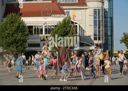 Urlauber auf dem Platz Plac Przyjaciol Sopotu, Kinder, Spiel, Seifenblasen, Zoppot, Woiwodschaft Pommern, Polen Stock Photo