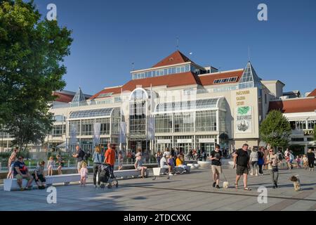 Urlauber auf dem Platz Plac Przyjaciol Sopotu, hinten Hotel Dom Zdrojowy, Zoppot, Woiwodschaft Pommern, Polen Stock Photo