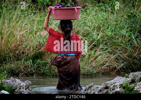 lavando ropa en el  Río Cuatro Chorros, Lancetillo - La Parroquia, Franja Transversal del Norte , departamento de  Quiché,  Guatemala Stock Photo