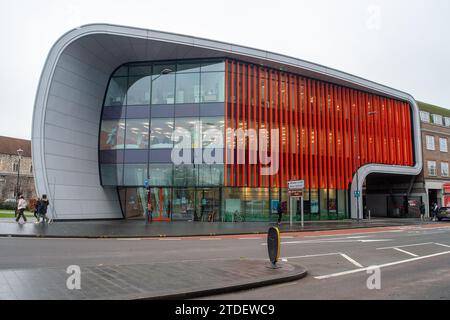 Slough, Berkshire, UK. 16th December, 2023. Following the financial demise and effective bankruptcy of Slough Borough Council (SBC) it has been reported that SBC are now considering selling the Curve in Slough, Berkshire or finding another use for it. The former library in Slough was demolished and replaced with the state of the art Curve (pictured) in 2016 which houses the library and also the Registry Office. Credit: Maureen McLean/Alamy Stock Photo