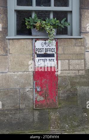 Royal Mail. The Ludlow wallbox. A traditional British wall mounted red letterbox from the reign of George V. Stock Photo