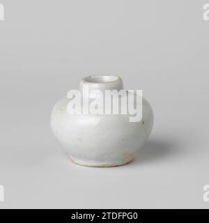 Ovoid vase with a white glaze, anonymous, anonymous, c. 1400 - c. 1499 Vase of porcelain with a printed, egg -shaped body, a flat, unglazed underside and a short neck, covered with a gray -white glaze. Ming porcelain. China porcelain. glaze vitrification Vase of porcelain with a printed, egg -shaped body, a flat, unglazed underside and a short neck, covered with a gray -white glaze. Ming porcelain. China porcelain. glaze vitrification Stock Photo