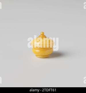 Sugar pot with lid, yellow lact, anonymous, c. 1750 - c. 1800 Sugar bowl of yellow -lacked alabaster, decorated with twisted profile edges. The lid is loose and has a button and profile edges. Germany (possibly) alabaster (mineral) lacquering Sugar bowl of yellow -lacked alabaster, decorated with twisted profile edges. The lid is loose and has a button and profile edges. Germany (possibly) alabaster (mineral) lacquering Stock Photo