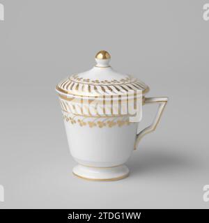 Covered cup (pot de crème) with stylized floral scrolls, anonymous, c. 1800 - c. 1810 Porcelain lid head (cream potty) with a cylindrical, tapered body, spreading base and angular ear. Painted on the glaze in gold. On the outer edge a tire of stylized flower vines. The lid with the same decoration and round lid button. France porcelain. glaze. gold (metal) painting / gilding / vitrification Porcelain lid head (cream potty) with a cylindrical, tapered body, spreading base and angular ear. Painted on the glaze in gold. On the outer edge a tire of stylized flower vines. The lid with the same deco Stock Photo