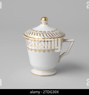 Covered cup (pot de crème) with stylized floral scrolls, anonymous, c. 1800 - c. 1810 Porcelain lid head (cream potty) with a cylindrical, tapered body, spreading base and angular ear. Painted on the glaze in gold. On the outer edge a tire of stylized flower vines. France porcelain. glaze. gold (metal) painting / gilding / vitrification Porcelain lid head (cream potty) with a cylindrical, tapered body, spreading base and angular ear. Painted on the glaze in gold. On the outer edge a tire of stylized flower vines. France porcelain. glaze. gold (metal) painting / gilding / vitrification Stock Photo