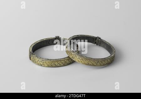 Pair of bracelets (chandan churi), anonymous, c. 1750 Bracelet (Chandan Churi) with hinge and lock, silver with gold lined. Decorated with diamond motifs, small circles and four pearl edges. Note: see inv. No. BK-NM-7052-B. Surat gold (metal). silver (metal) forging / striking (metalworking) Bracelet (Chandan Churi) with hinge and lock, silver with gold lined. Decorated with diamond motifs, small circles and four pearl edges. Note: see inv. No. BK-NM-7052-B. Surat gold (metal). silver (metal) forging / striking (metalworking) Stock Photo