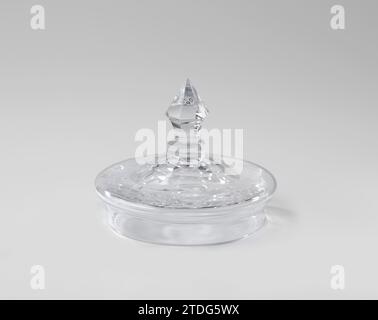 Lid of a jar, Anonymous, 1800 - 1900 Lid of a cup, sharpened with a pointed button and decorated with leaf festival.  crystal (lead glass) Lid of a cup, sharpened with a pointed button and decorated with leaf festival.  crystal (lead glass) Stock Photo