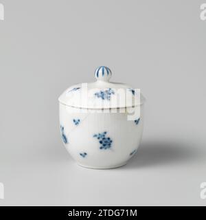 Sugar bowl lid, painted with sprinkling flowers, manufacture Oud-Loosdrecht, c. 1784 Cover of sugar bowl ribbed with a blue spray pattern of flowers under the enamel. Porcelain Company: Loosdrecht-Porcelain Company: Ouder-Amstel porcelain Cover of sugar bowl ribbed with a blue spray pattern of flowers under the enamel. Porcelain Company: Loosdrecht-Porcelain Company: Ouder-Amstel porcelain Stock Photo