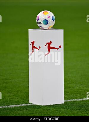 Muenchen, Deutschland. 17th Dec, 2023. Adidas Derbystar Spielball auf Podest Logo FC Bayern Muenchen vs VfB Stuttgart 17.12.2023 DFL REGULATIONS PROHIBIT ANY USE OF PHOTOGRAPHS AS IMAGE SEQUENCES AND/OR QUASI-VIDEO/dpa/Alamy Live News Stock Photo