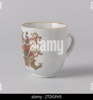 Cup with handle with the arms of the De Heere van Holy family, anonymous, c. 1760 - c. 1765 Porcelain ear head, painted on the glaze in blue, red, green, black and gold. On the outer wall the coat of arms of the De Heere of Holy. The helmet sign is a star and the weapon is surrounded by leaf vines. Weapon porcelain with email colors. China porcelain. glaze. gold (metal) painting / gilding / vitrification Porcelain ear head, painted on the glaze in blue, red, green, black and gold. On the outer wall the coat of arms of the De Heere of Holy. The helmet sign is a star and the weapon is surrounded Stock Photo