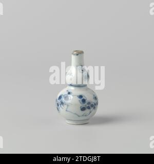 Miniature double gourd-shaped vase with flower sprays, anonymous, c. 1675 - c. 1727 Miniature gourd -shaped vase made of porcelain, painted in underlaze blue. On the wall and neck a flower branch (prunus). Blue White. China porcelain. glaze. cobalt (mineral) painting / vitrification Miniature gourd -shaped vase made of porcelain, painted in underlaze blue. On the wall and neck a flower branch (prunus). Blue White. China porcelain. glaze. cobalt (mineral) painting / vitrification Stock Photo