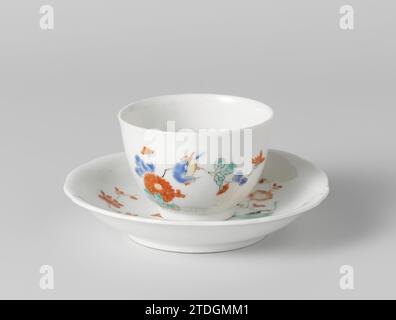 Cup with chrysanthemum and birds, anonymous, c. 1670 - c. 1700 Round head of porcelain, painted on the glaze in blue, red, green, yellow and black, with two chrysanthemum branches and two birds, one in the air. Kakiemon style. Japan porcelain. glaze. painting / vitrification Round head of porcelain, painted on the glaze in blue, red, green, yellow and black, with two chrysanthemum branches and two birds, one in the air. Kakiemon style. Japan porcelain. glaze. painting / vitrification Stock Photo
