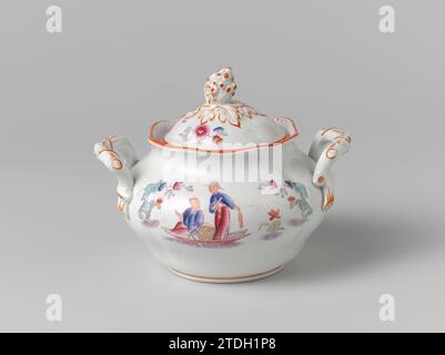 Lid of sugar bowl, Peter Regout, c. 1801 - c. 1879 Cover of earthenware with pink transfer decor and upper glaze moffel colors. The four -lobe, vaulted lid has leaves in relief at the top and is crowned by a grapes. Maastricht earthenware Cover of earthenware with pink transfer decor and upper glaze moffel colors. The four -lobe, vaulted lid has leaves in relief at the top and is crowned by a grapes. Maastricht earthenware Stock Photo