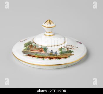 Cover of sugar bowl, painted with a river landscape with farms and figures, Royal Porcelain Factory Dommer & Co., 1809 - in Or Before 1814 Porcelain sugar bowl. On the lid, with octagonal button, a landscape and three scatter flowers. The edges are deposited with gold. Nieuwer-Amstel porcelain Porcelain sugar bowl. On the lid, with octagonal button, a landscape and three scatter flowers. The edges are deposited with gold. Nieuwer-Amstel porcelain Stock Photo