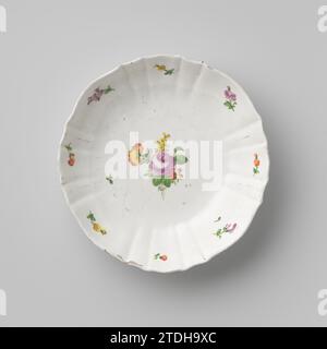 DISH with a bouquet and flower sprays, imperial porcelain factory, c. 1800 - c. 1849 Scale of porcelain with scalloped wall and edge, painted on the glaze in red, pink, green and yellow. On the flat a bouquet of various flowers (including peony) and eight flower branches on the inner wall. Marked on the underside with the shield and number 32. Vienna porcelain. glaze. painting / vitrification Scale of porcelain with scalloped wall and edge, painted on the glaze in red, pink, green and yellow. On the flat a bouquet of various flowers (including peony) and eight flower branches on the inner wall Stock Photo