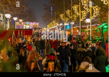 Christmas market on Königsstraße in the city centre of Duisburg, pre-Christmas season, Christmas lights, Christmas market stalls, crowds, NRW, Germany Stock Photo