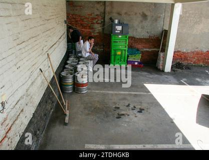 At the back of the Crown Hotel Framlingham two chefs take a smoke break in the car park one seated on beer barrels Stock Photo