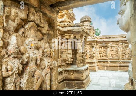 Kailasanathar temple ancient idol statues walls decoration, Kanchipuram, Tondaimandalam region, Tamil Nadu, South India Stock Photo